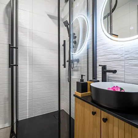 Stylish With Balcony Apartment *